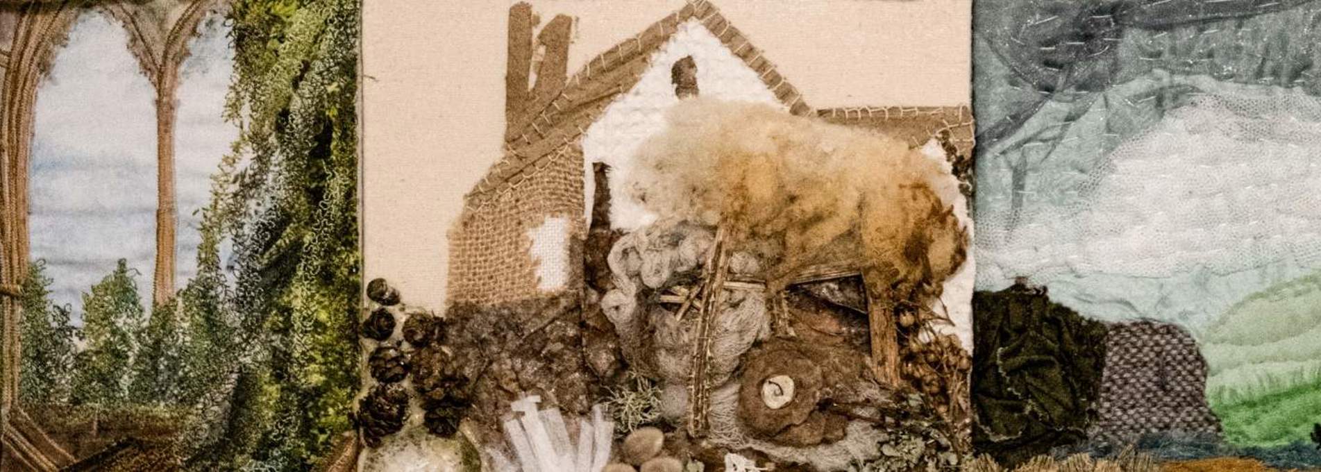 Baner celf tecstilau wedi'i gwneud o ffabrigau wedi'u pwytho a'u haenu yn darlunio tair golygfa gysylltiedig: ar y chwith, arcêd garreg arddull Gothig wedi'i orchuddio â gwyrddni; yn y canol, tŷ gwladaidd wedi'i adeiladu o decstilau cymysg, edafedd a deunyddiau naturiol; ac ar y dde, bryniau gwyrdd tonnog o dan awyr llwydlas gweadog. Mae'r gwaith celf yn cyfuno brodwaith, appliqué, a gweadau ffabrig amrywiol i greu tirwedd fanwl mewn arlliwiau gwyrdd, brown, hufen a glas daearol.