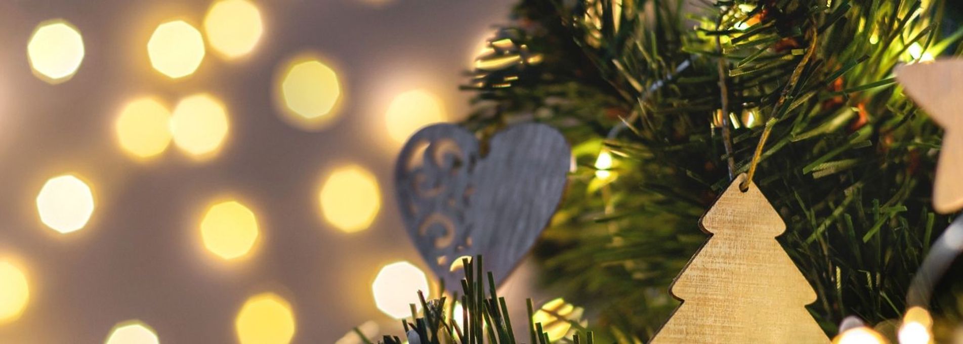 Goleuadau ac addurniadau disglair ar goeden Nadolig