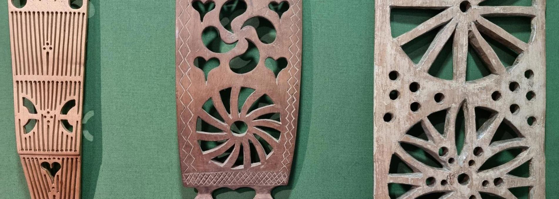 Tri llwy garu wahanol gydag addurn cerfiedig