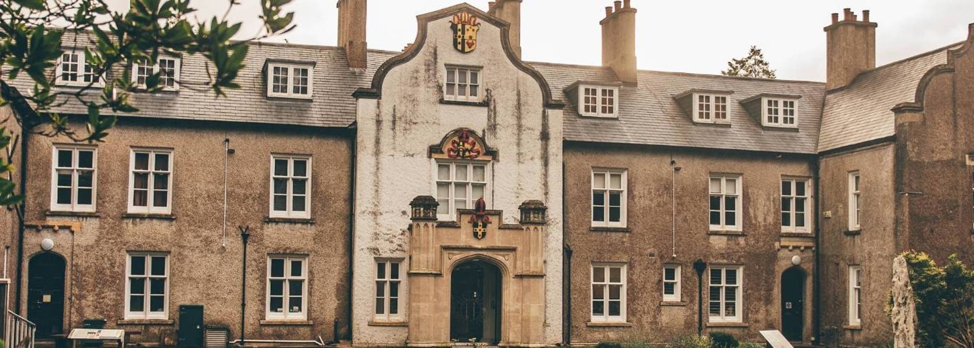 Prif mynedfa i Amgueddfa Sir Gâr